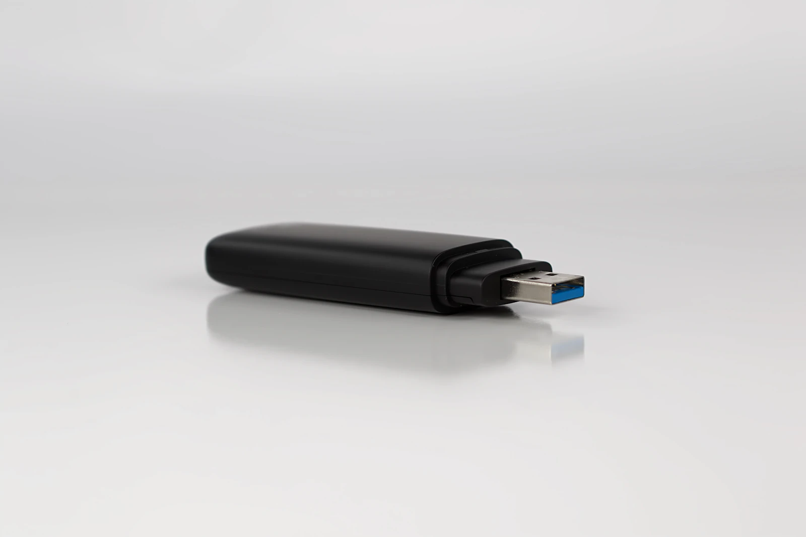 구독형 피싱을 막는 데 쓰는 USB 형태의 보안키 예시
