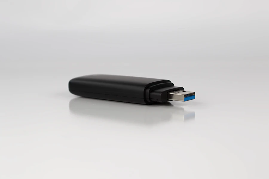 Petit adaptateur USB noir sur fond clair