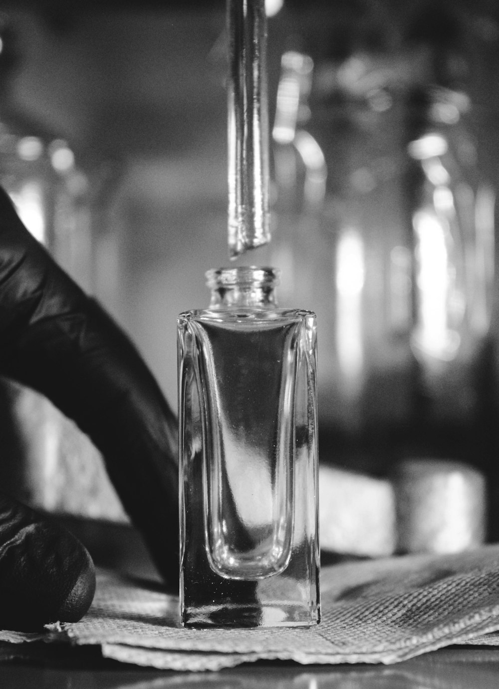 um frasco de perfume sentado em cima de uma mesa