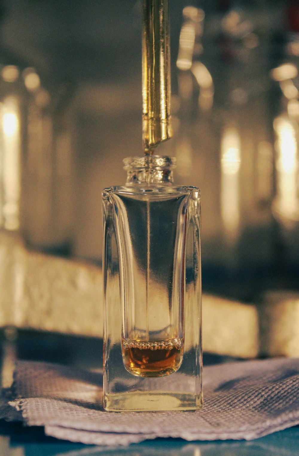 un pequeño frasco de perfume encima de una servilleta