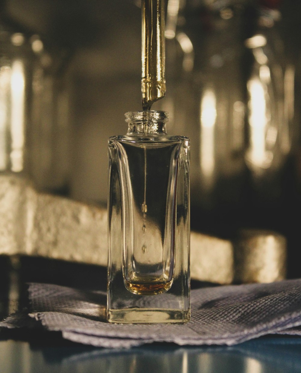 un frasco de perfume encima de una mesa