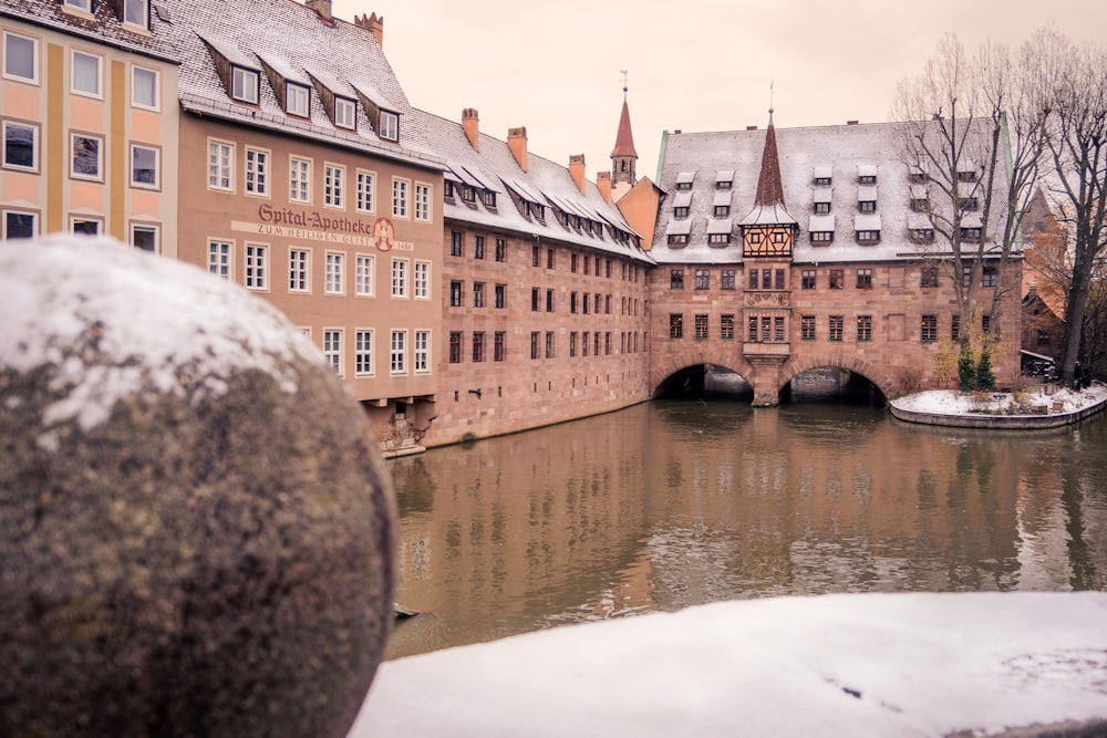 ein Fluss, der neben hohen Gebäuden durch eine Stadt fließt