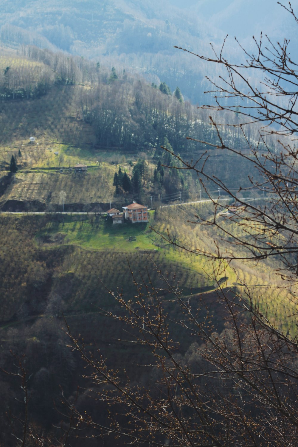 Una vista di una montagna con una casa in lontananza