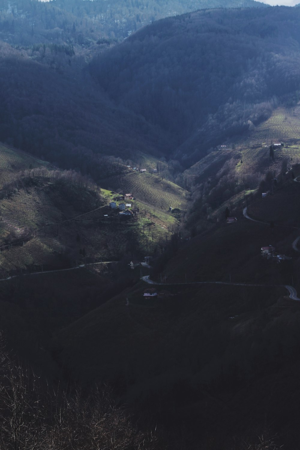 Blick auf eine hügelige Gegend mit Häusern in der Ferne