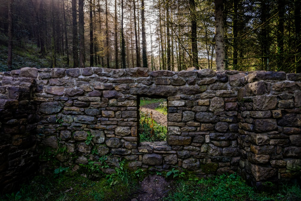 un mur de pierre avec un miroir au milieu