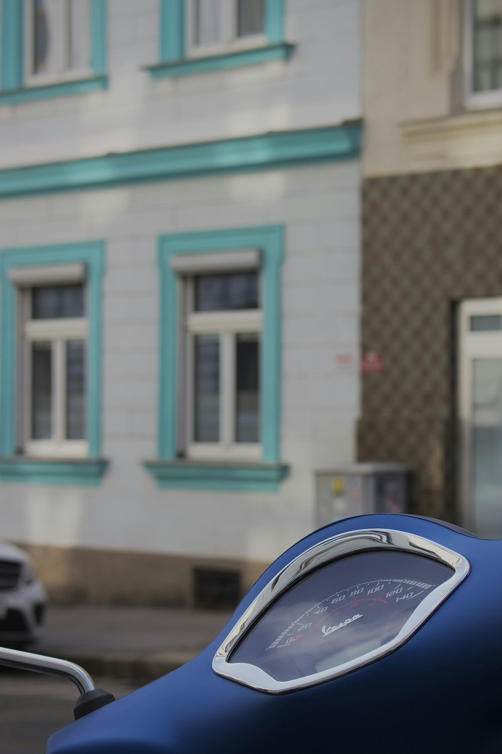 Una motocicleta azul estacionada frente a un edificio