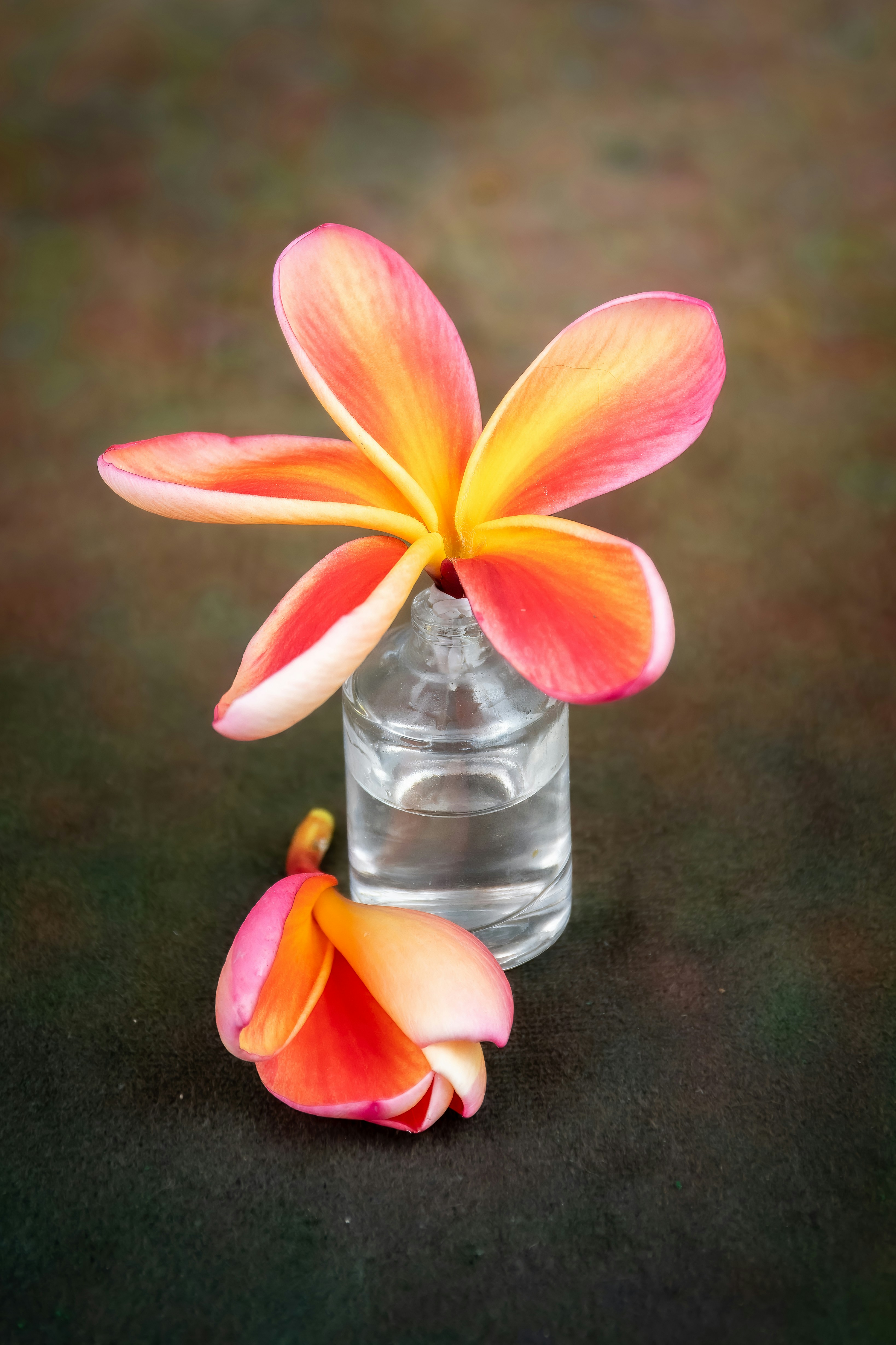 花が描かれた小さなガラスの花瓶