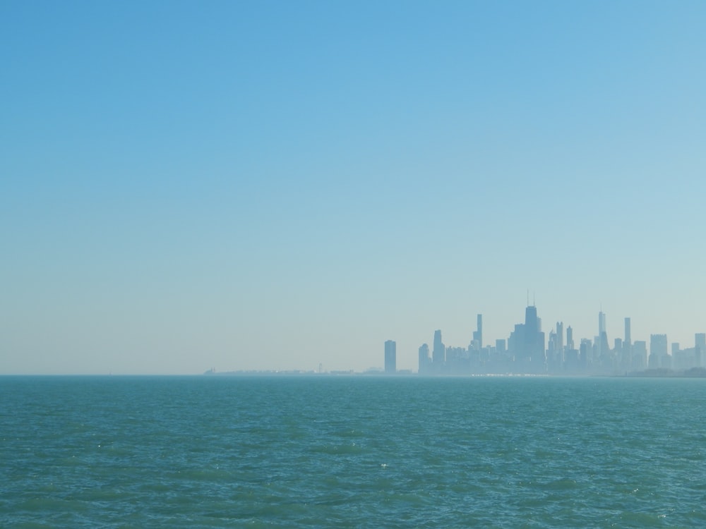 Una gran masa de agua con una ciudad al fondo