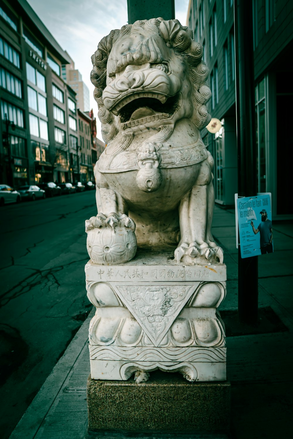 une statue d’un lion dans une rue de la ville