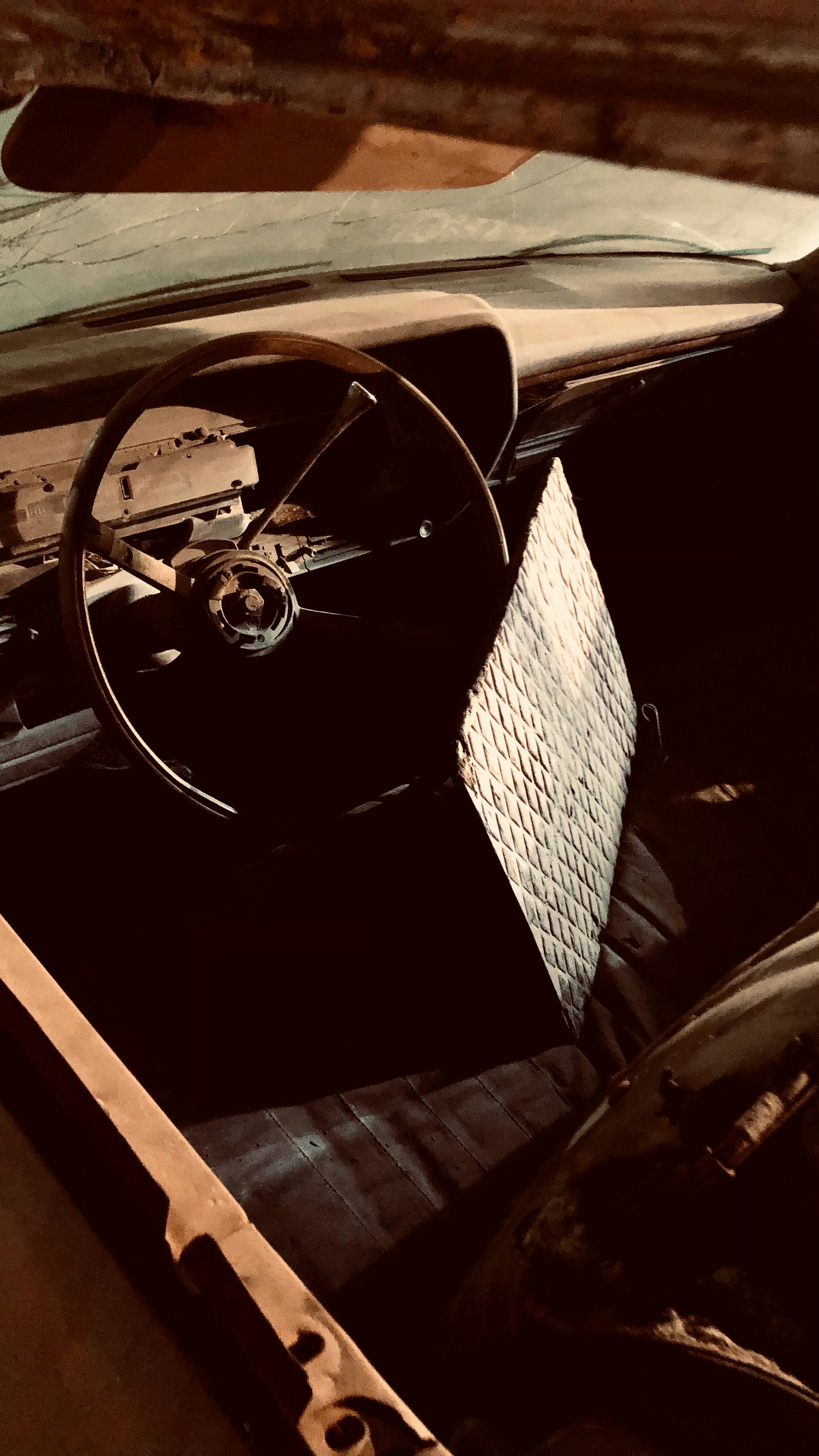el interior de un coche viejo con volante