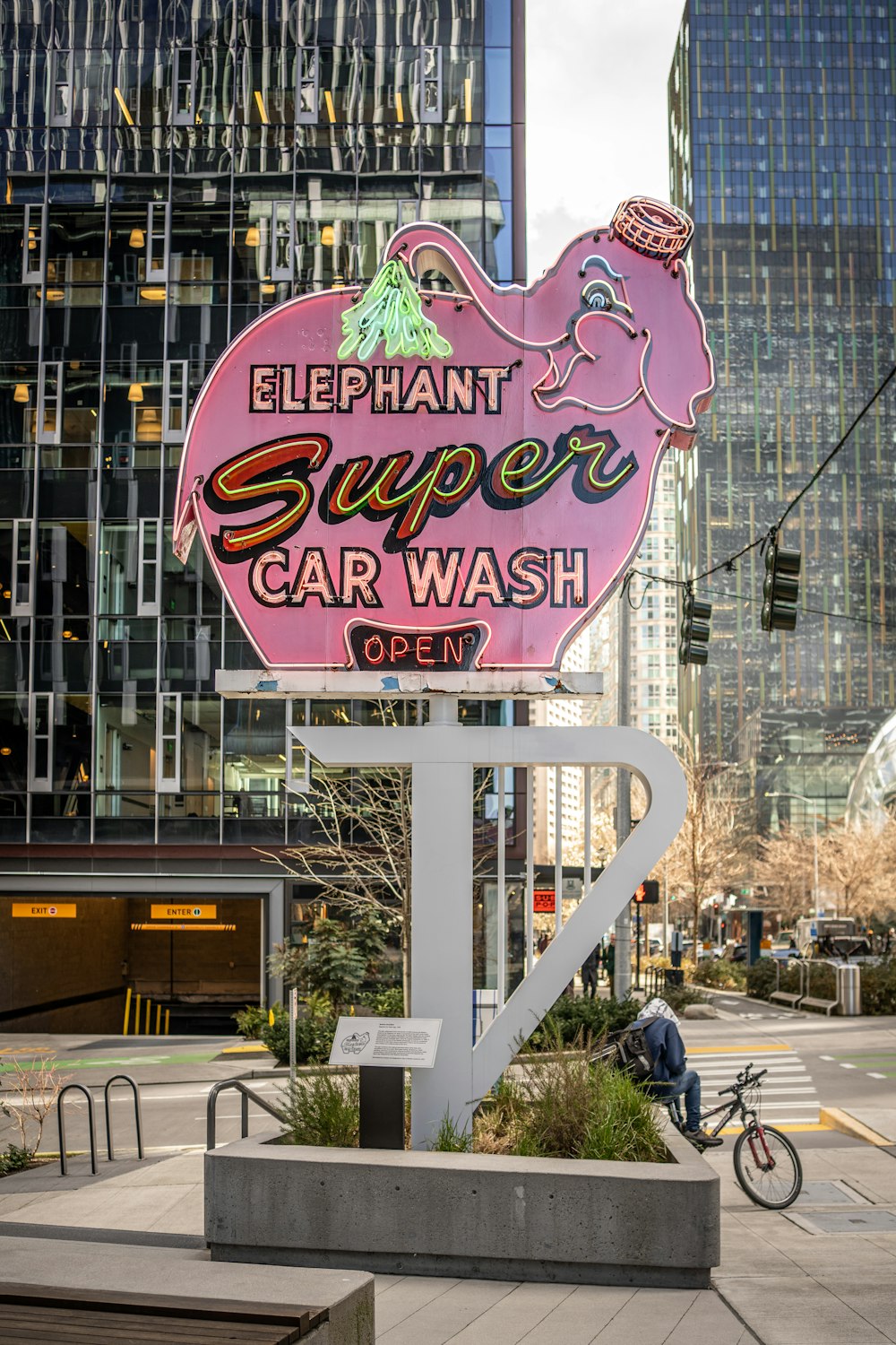 Um sinal de super lavagem de carro de elefante rosa em uma rua da cidade