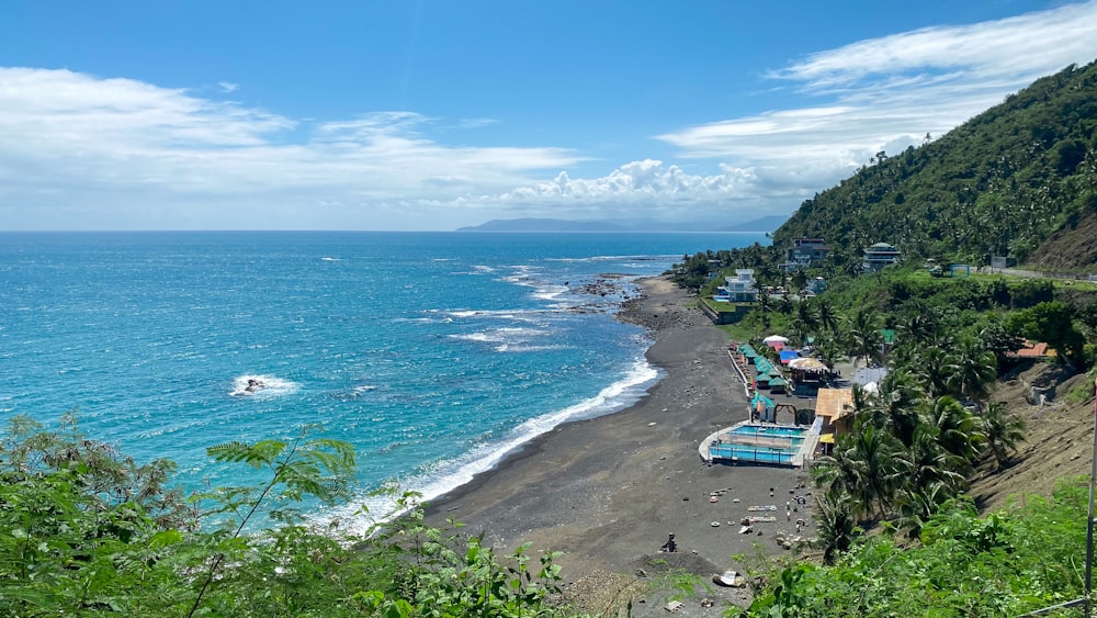 Una vista de una playa desde una colina con vista al océano