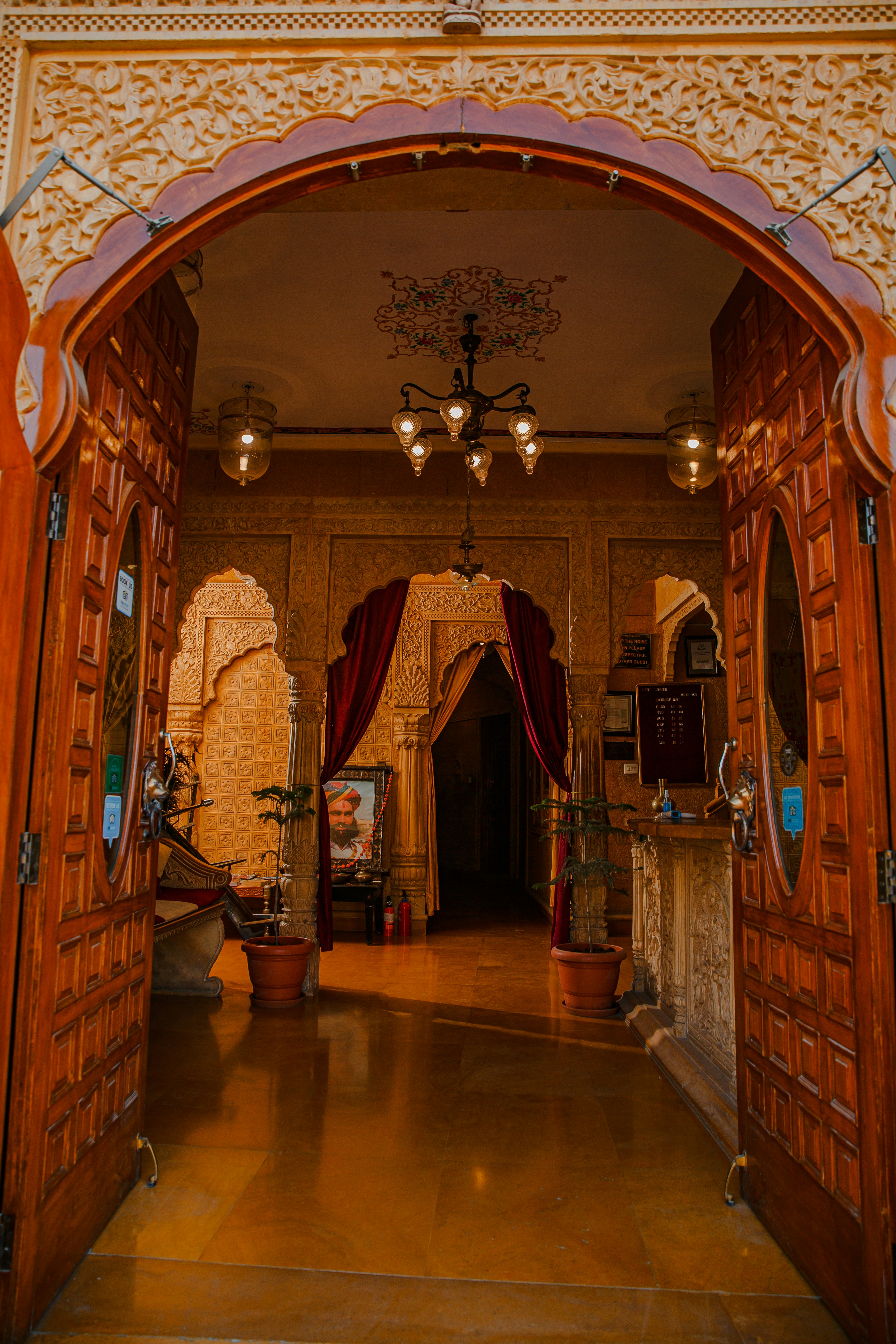 天井から吊るされたシャンデリアのある出入り口