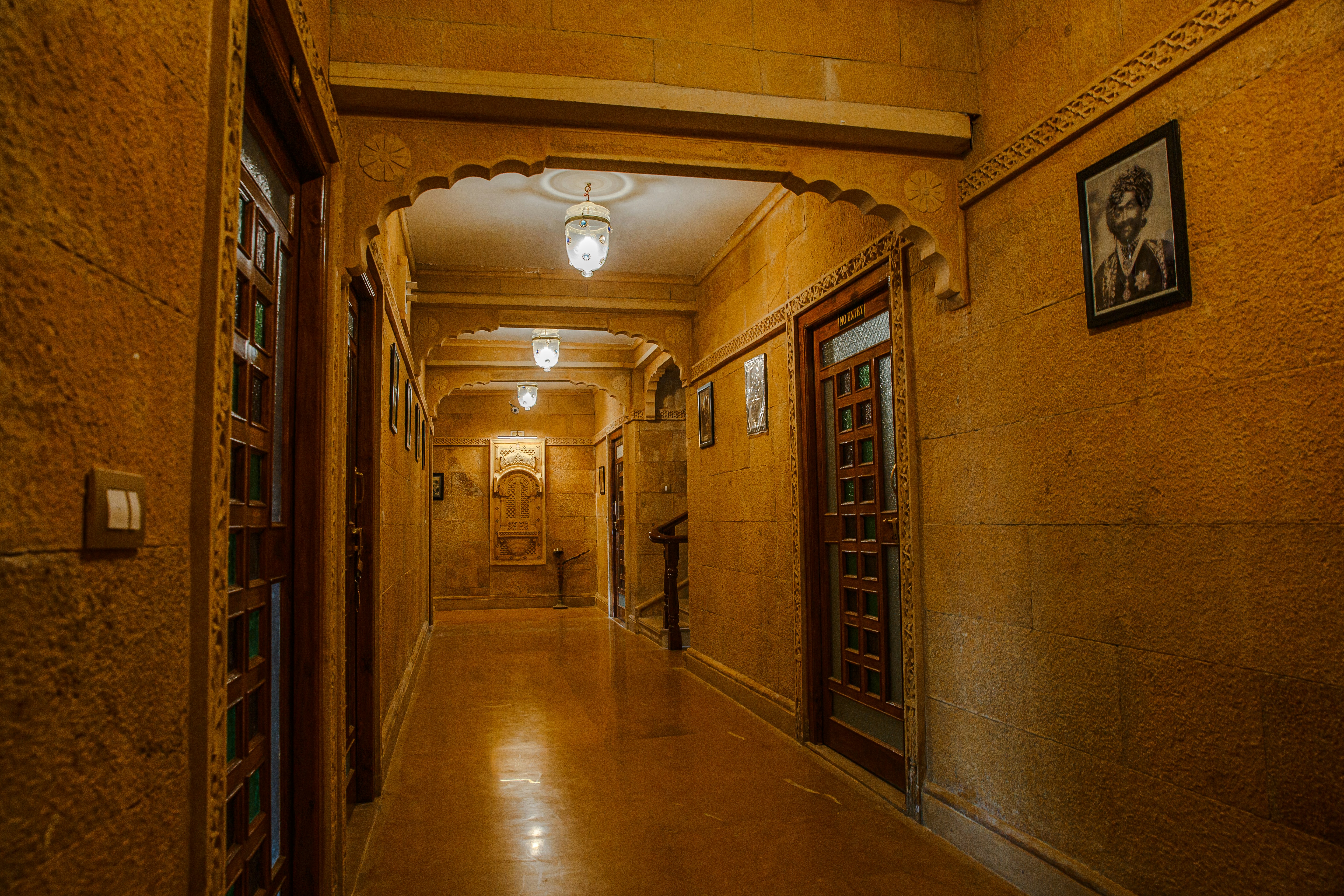 壁に時計が置かれた長い廊下