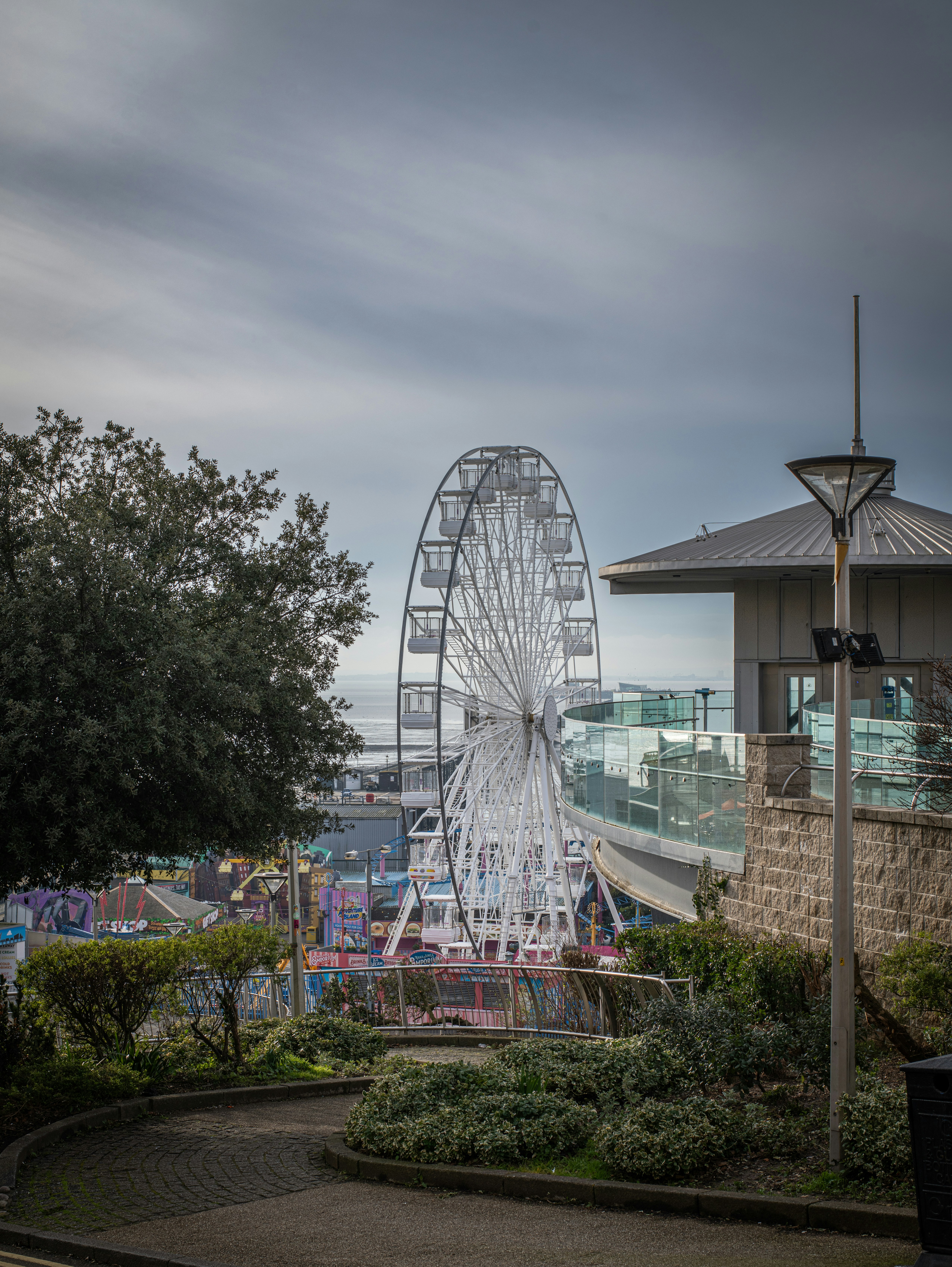 ein großes Riesenrad, das neben einem Gebäude steht