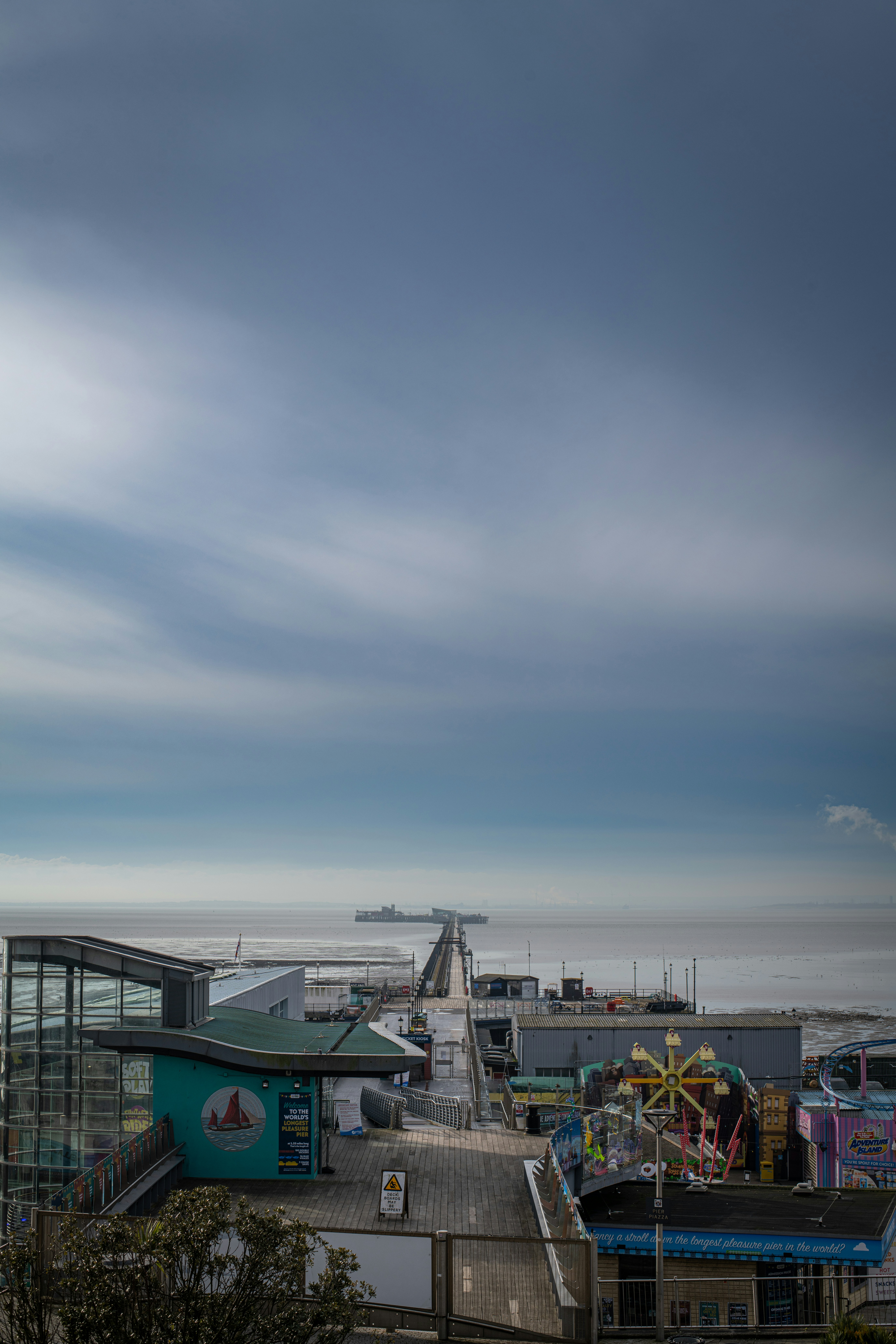 Blick auf einen Pier mit Riesenrad in der Ferne