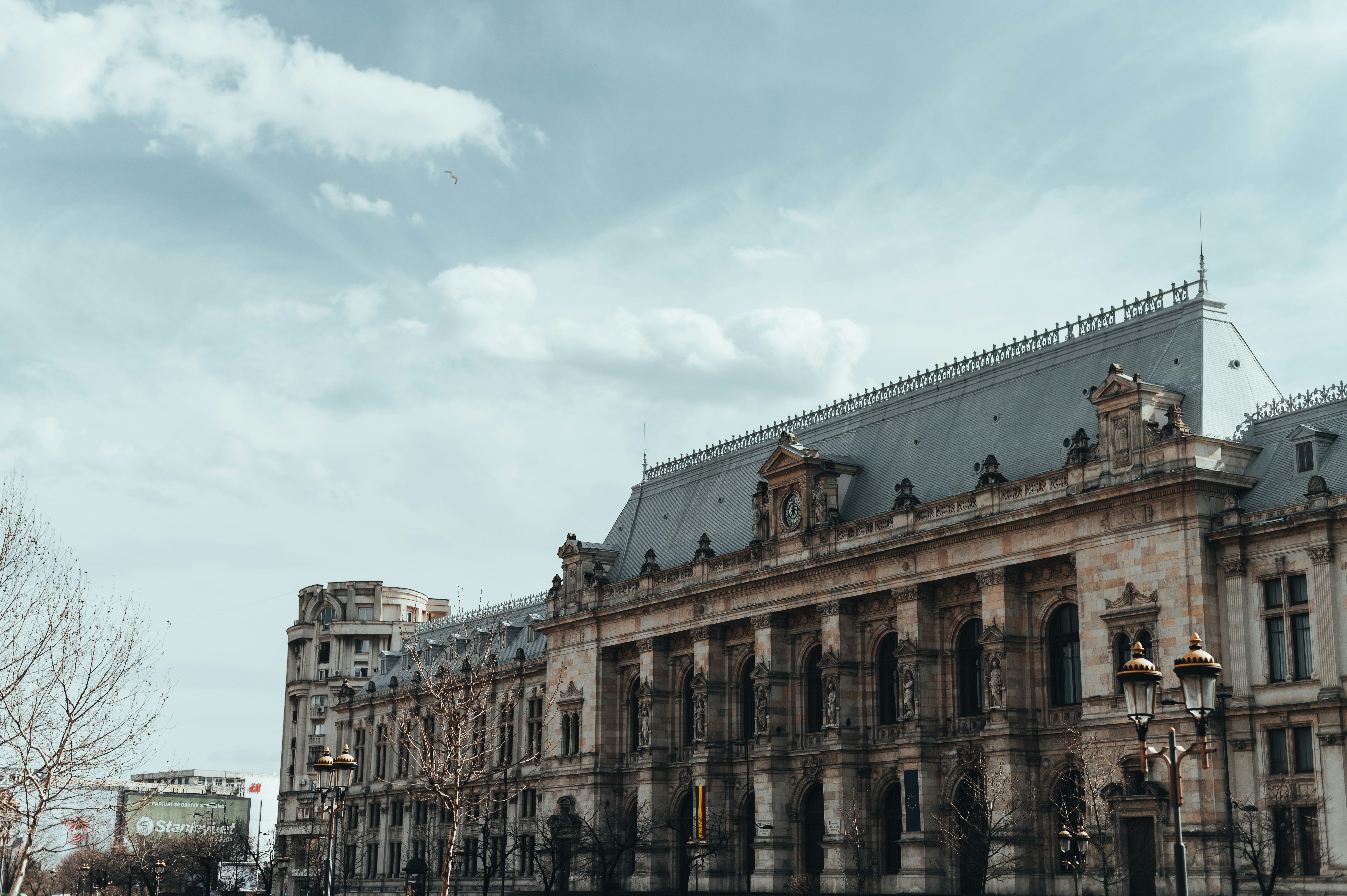 un grand bâtiment surmonté d’une horloge