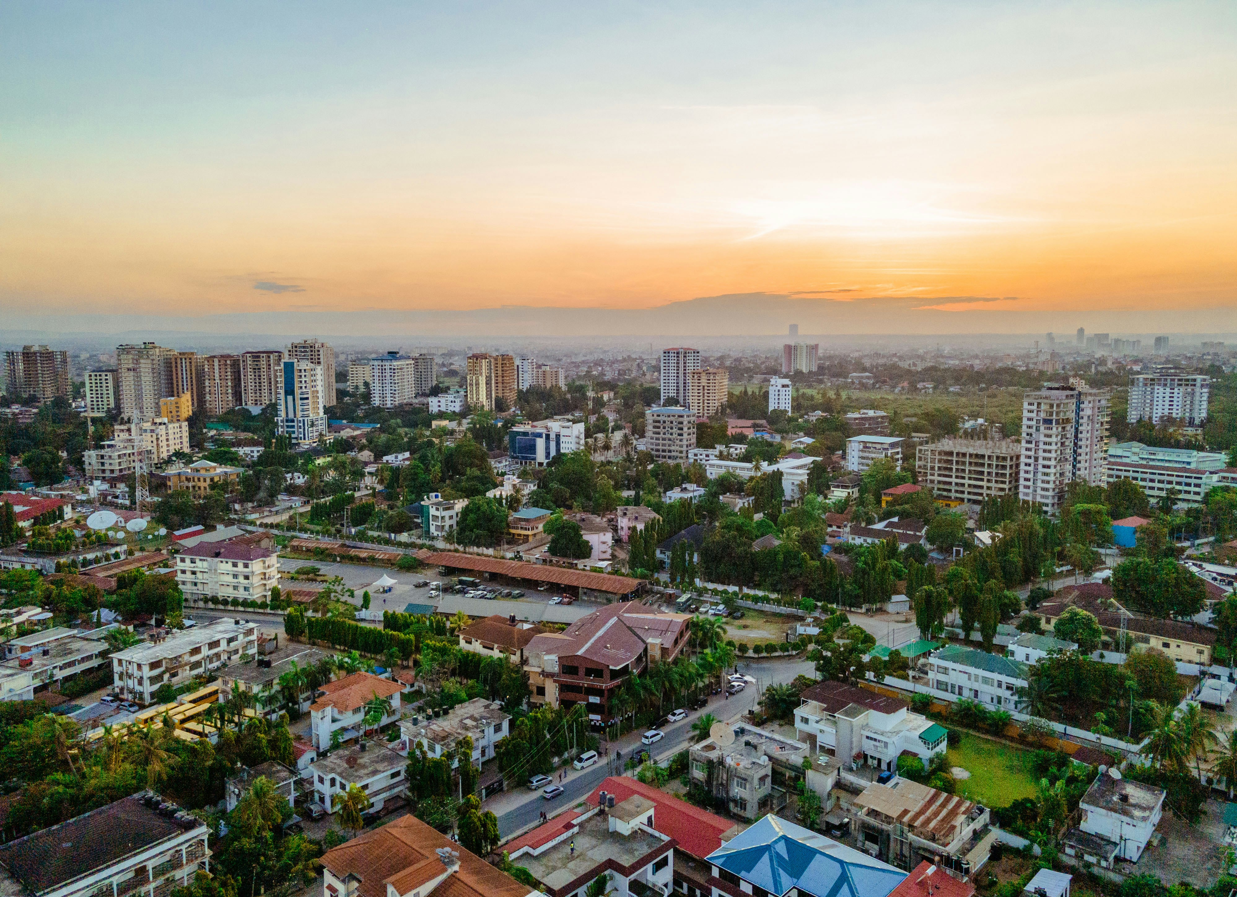 Una veduta aerea di una città al tramonto