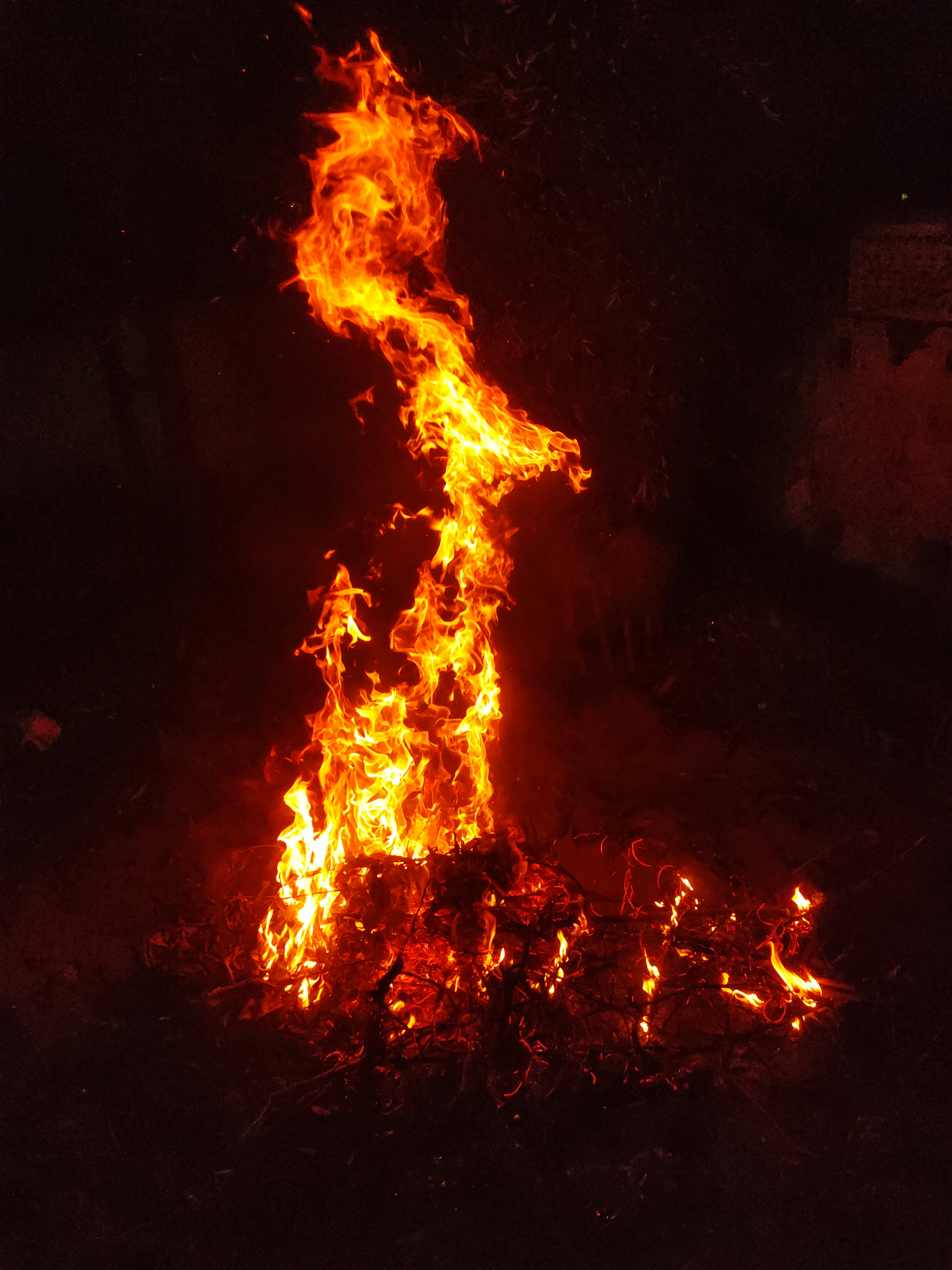 photo-1709721642517-0633ff67e485?ixid=M3wxMjA3fDB8MXxzZWFyY2h8MTl8fGFxdWFzY3VscHQlMjBmYXQlMjBidXJuaW5nfGVufDB8fHx8MTc1OTQ2ODI5OXww\u0026ixlib=rb-4.1.0