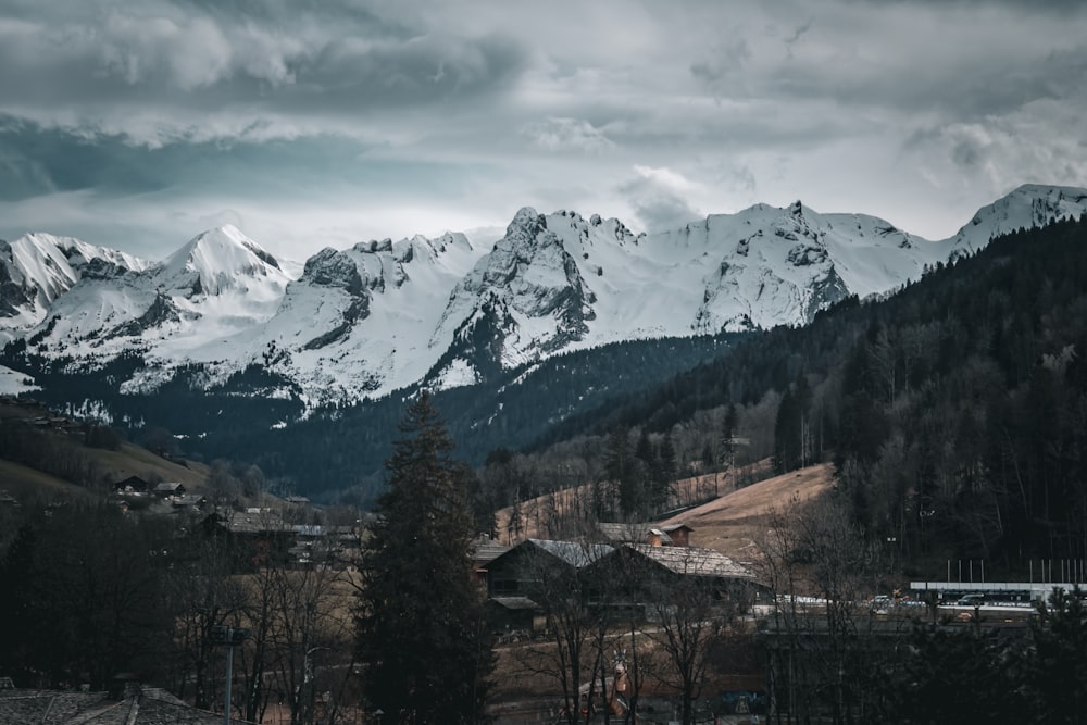 Una vista de una cadena montañosa en la distancia