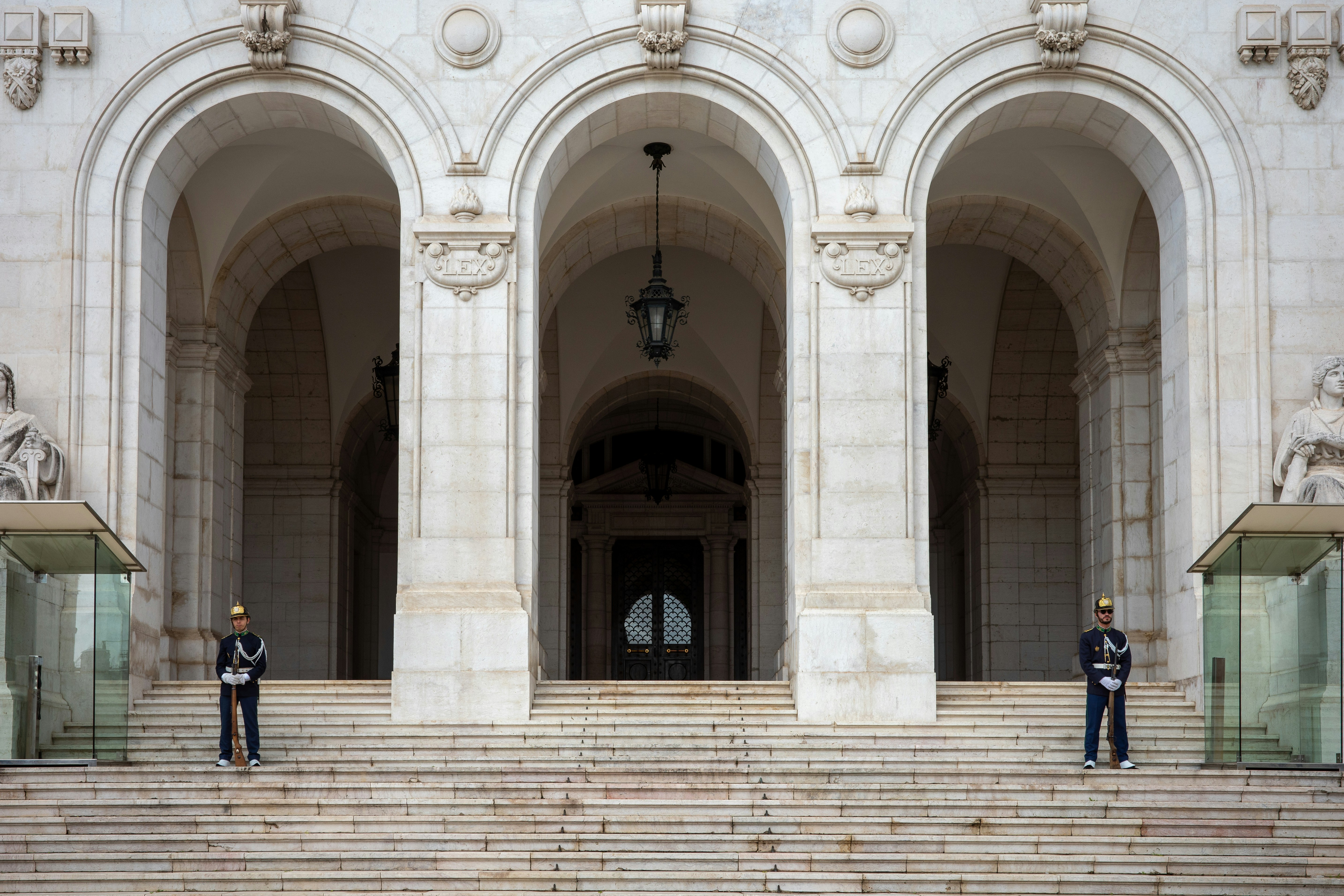 Ein Mann in Uniform steht auf den Stufen eines Gebäudes