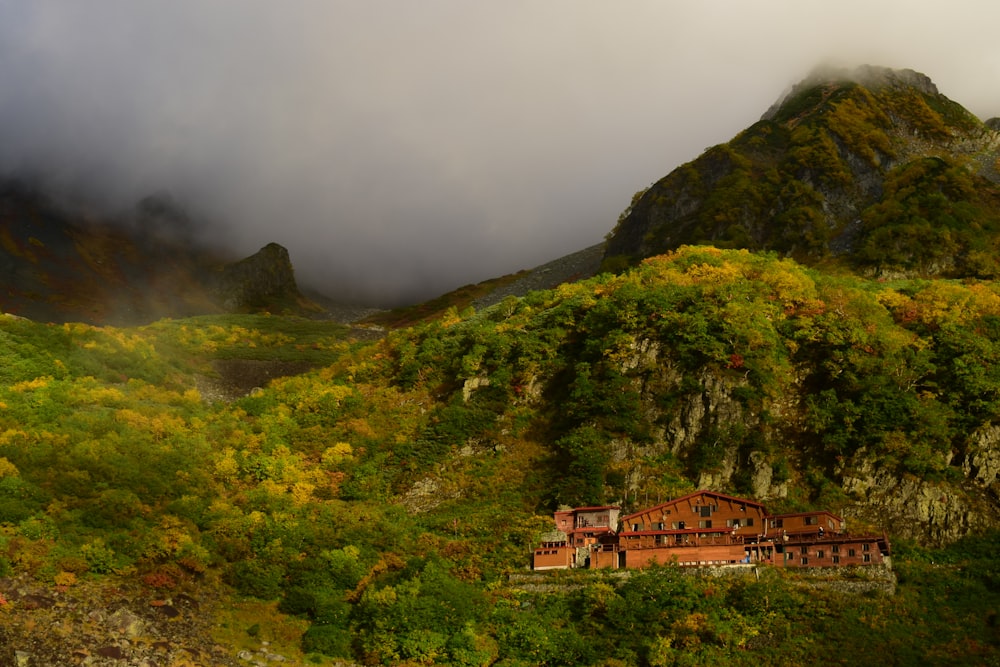 une montagne avec une maison au milieu de celle-ci