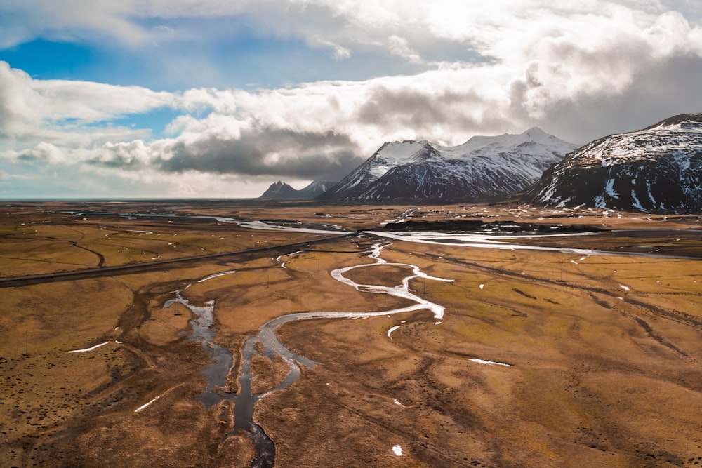 um campo aberto com um rio que o atravessa