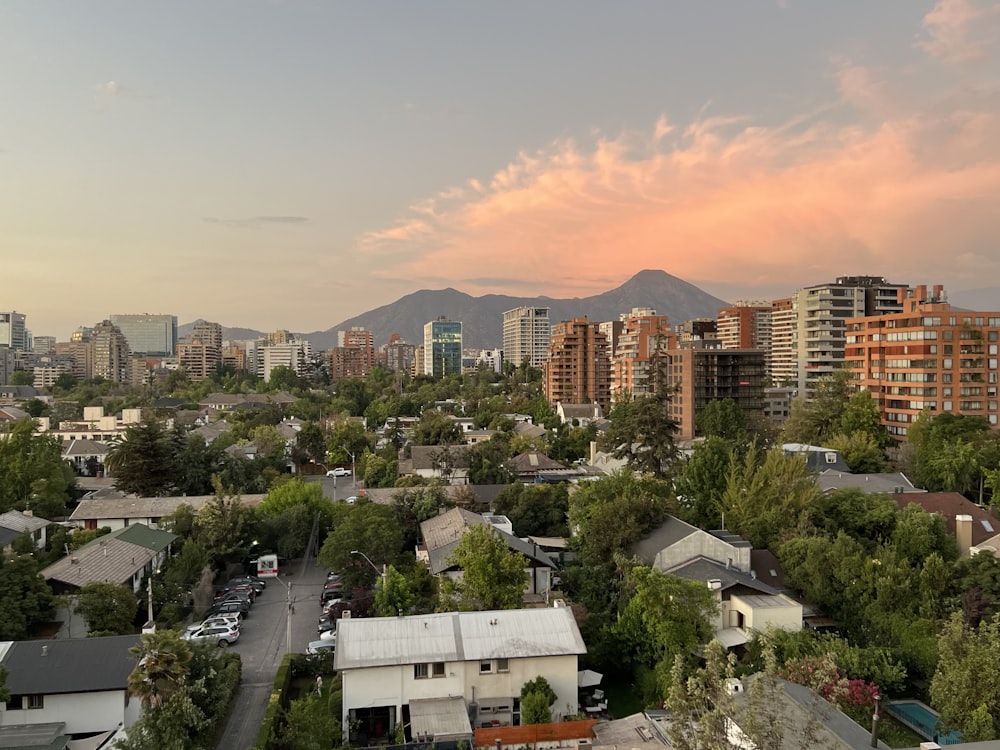 uma vista de uma cidade com montanhas ao fundo