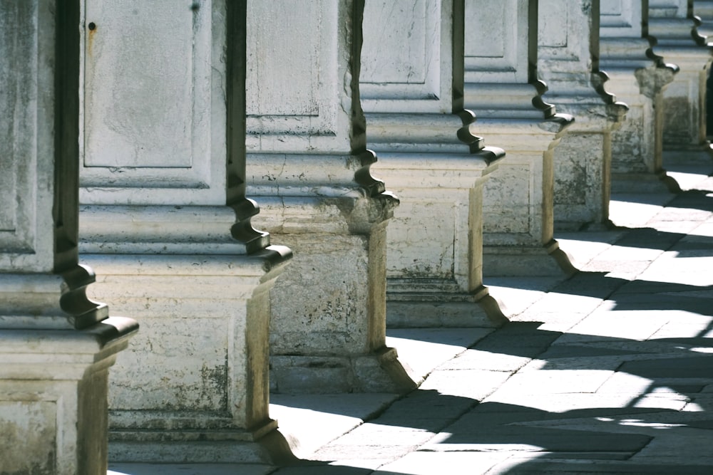 a row of white pillars sitting next to each other