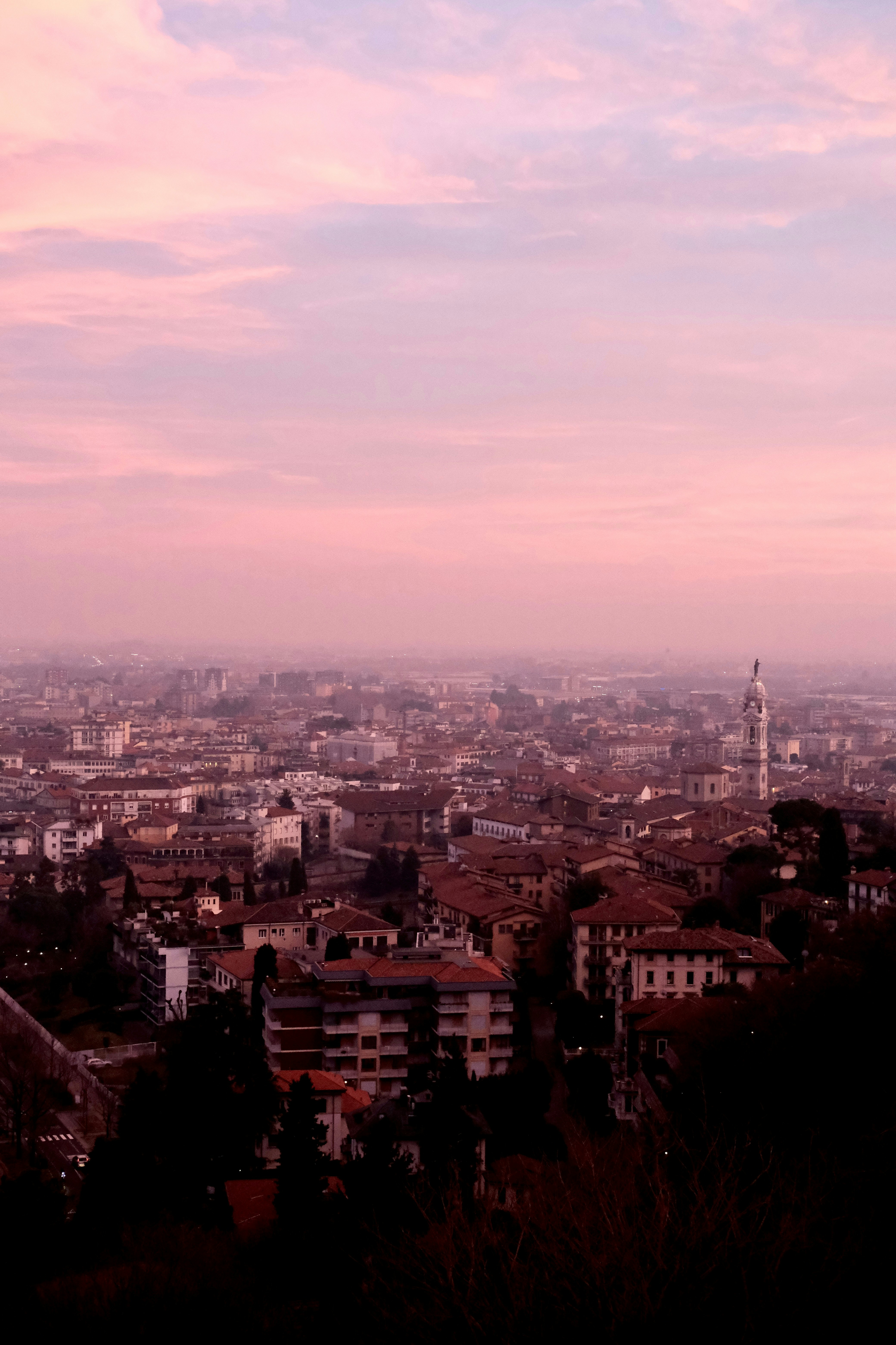 une vue d’une ville du haut d’une colline