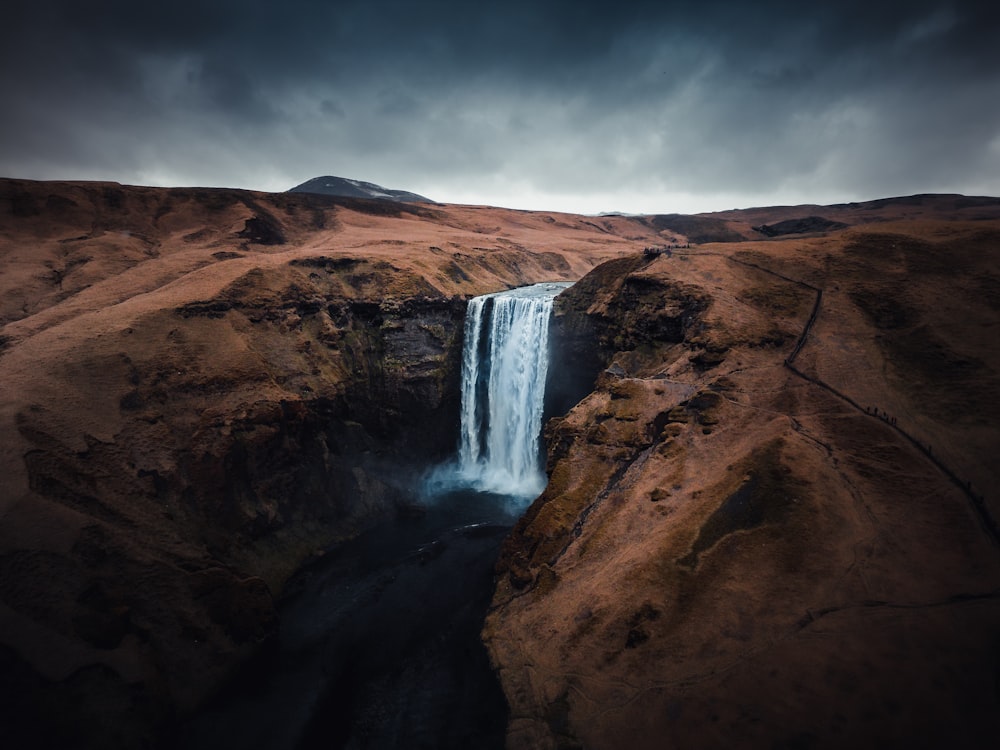 uma grande cachoeira no meio de uma montanha