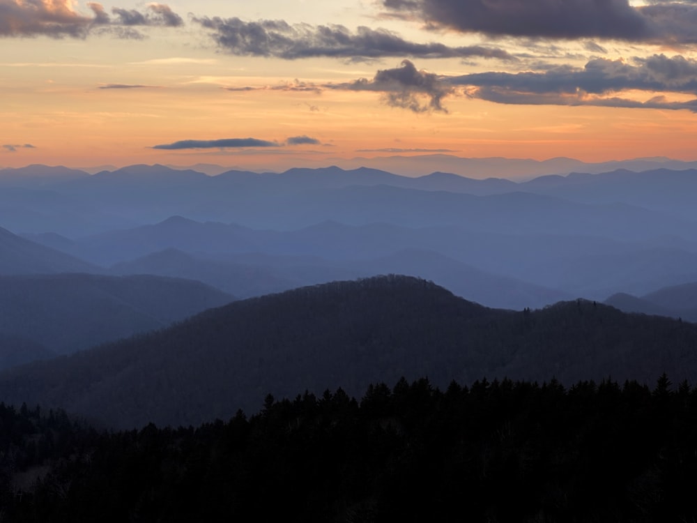 Una vista di una catena montuosa al tramonto