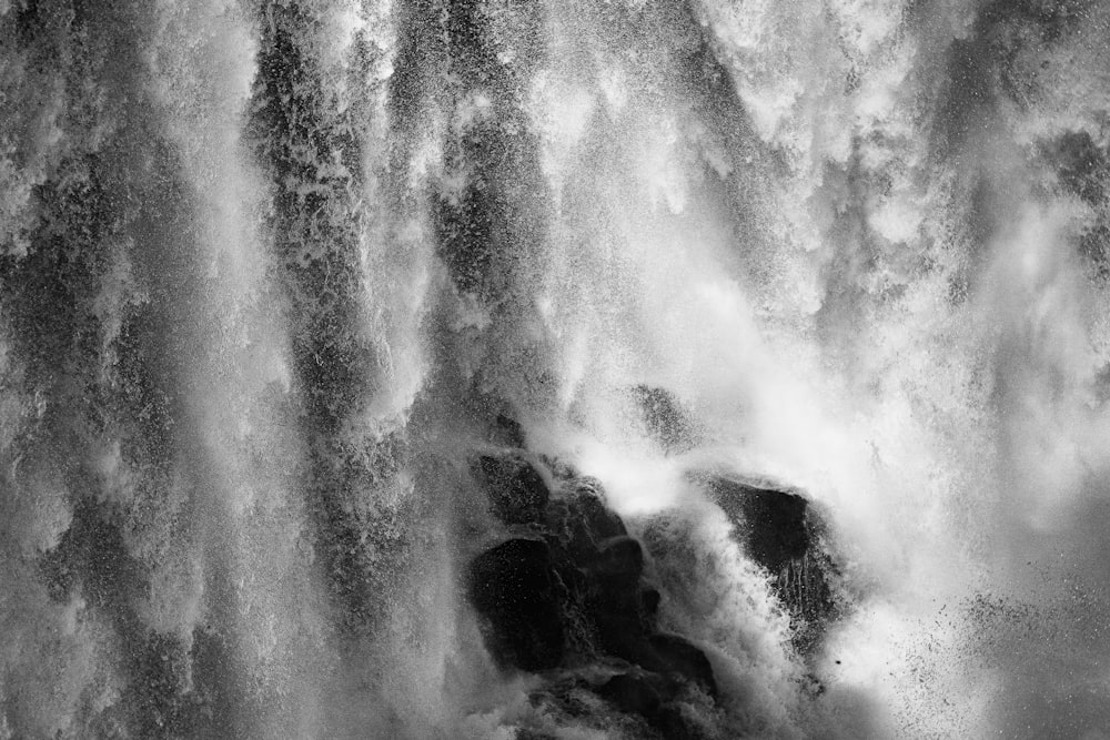 ein Schwarz-Weiß-Foto eines Wasserfalls