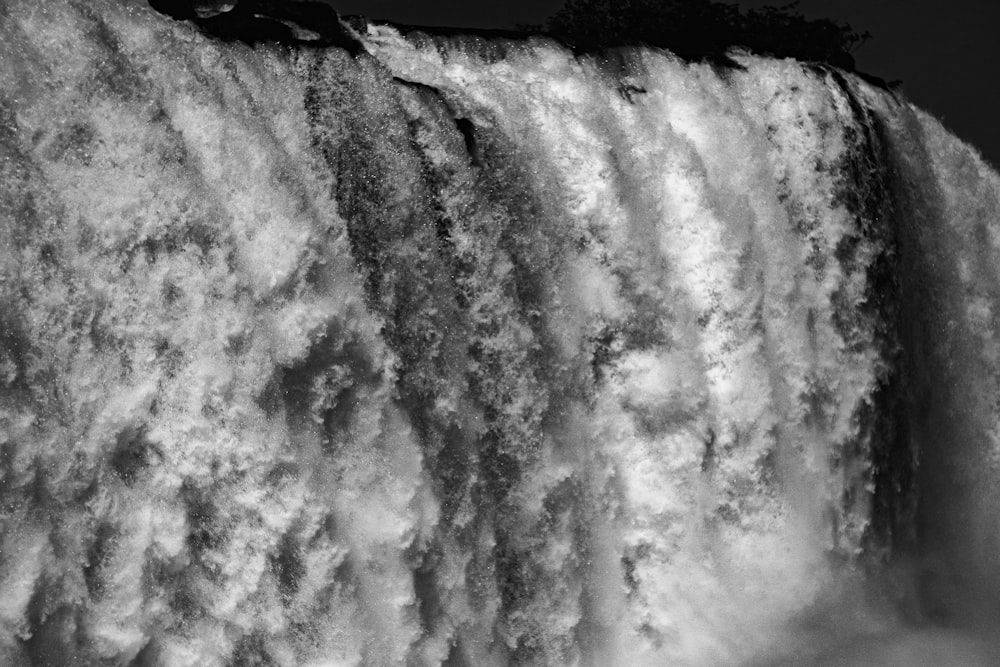 une photo en noir et blanc d’une chute d’eau