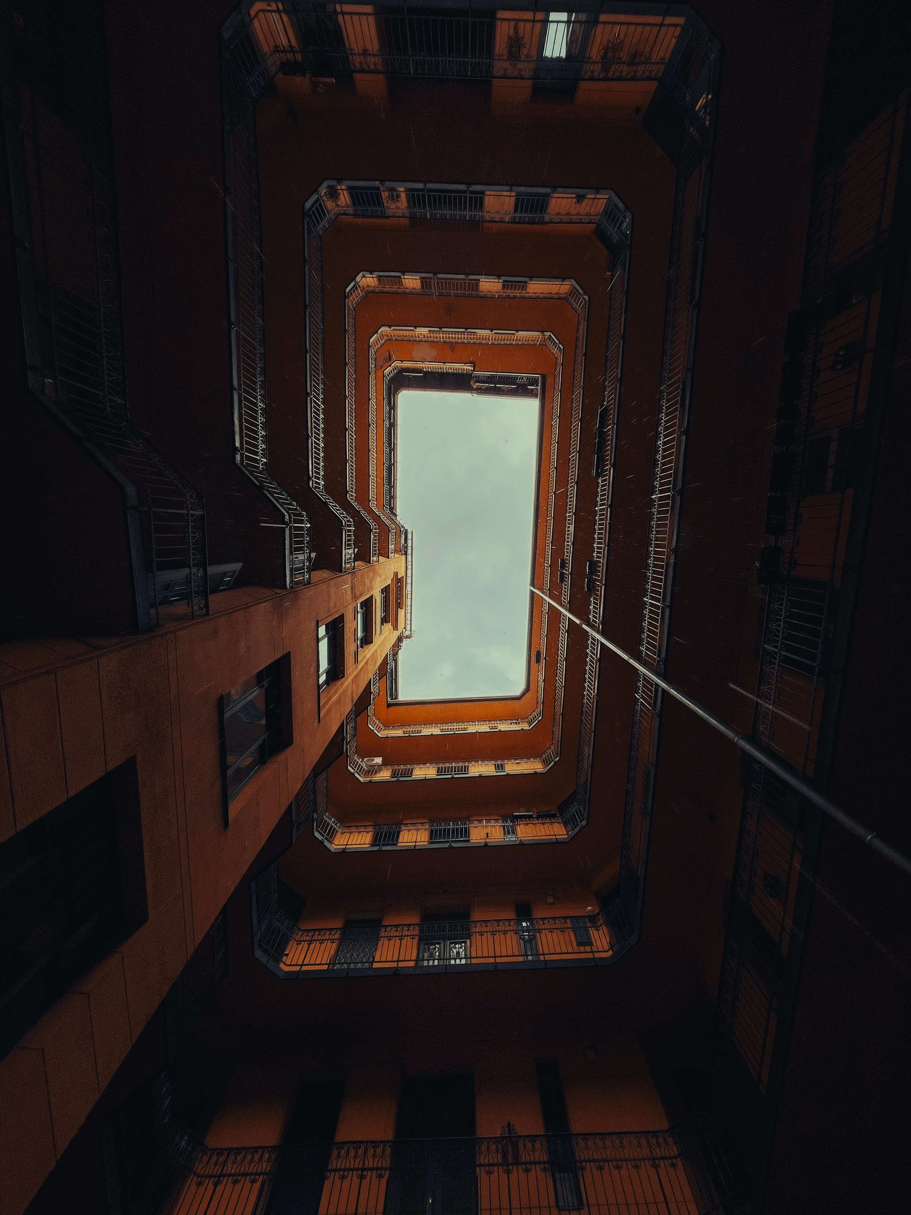 un très grand bâtiment avec un puits de lumière au milieu de celui-ci