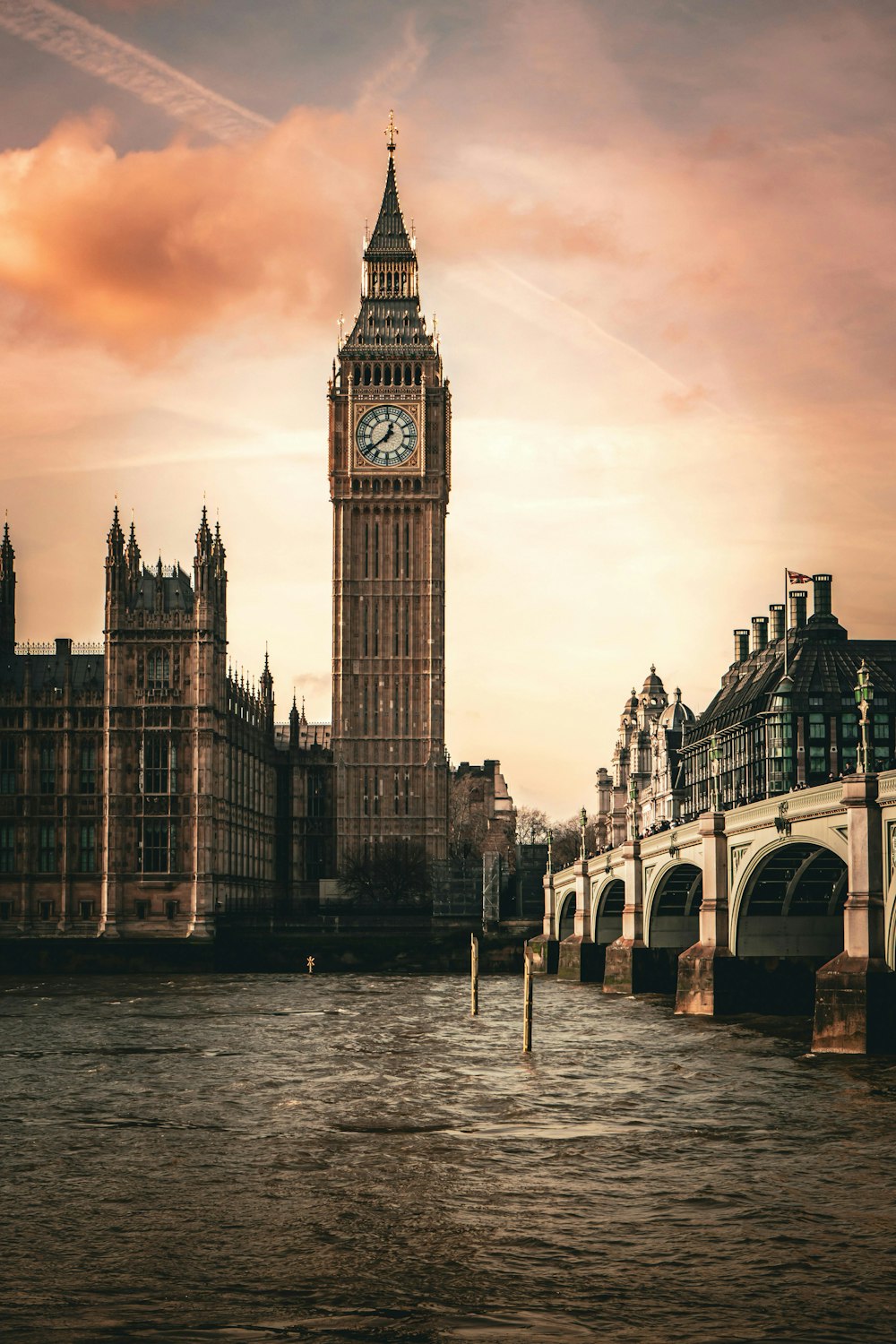 런던 시내에 우뚝 솟은 빅벤 시계탑
