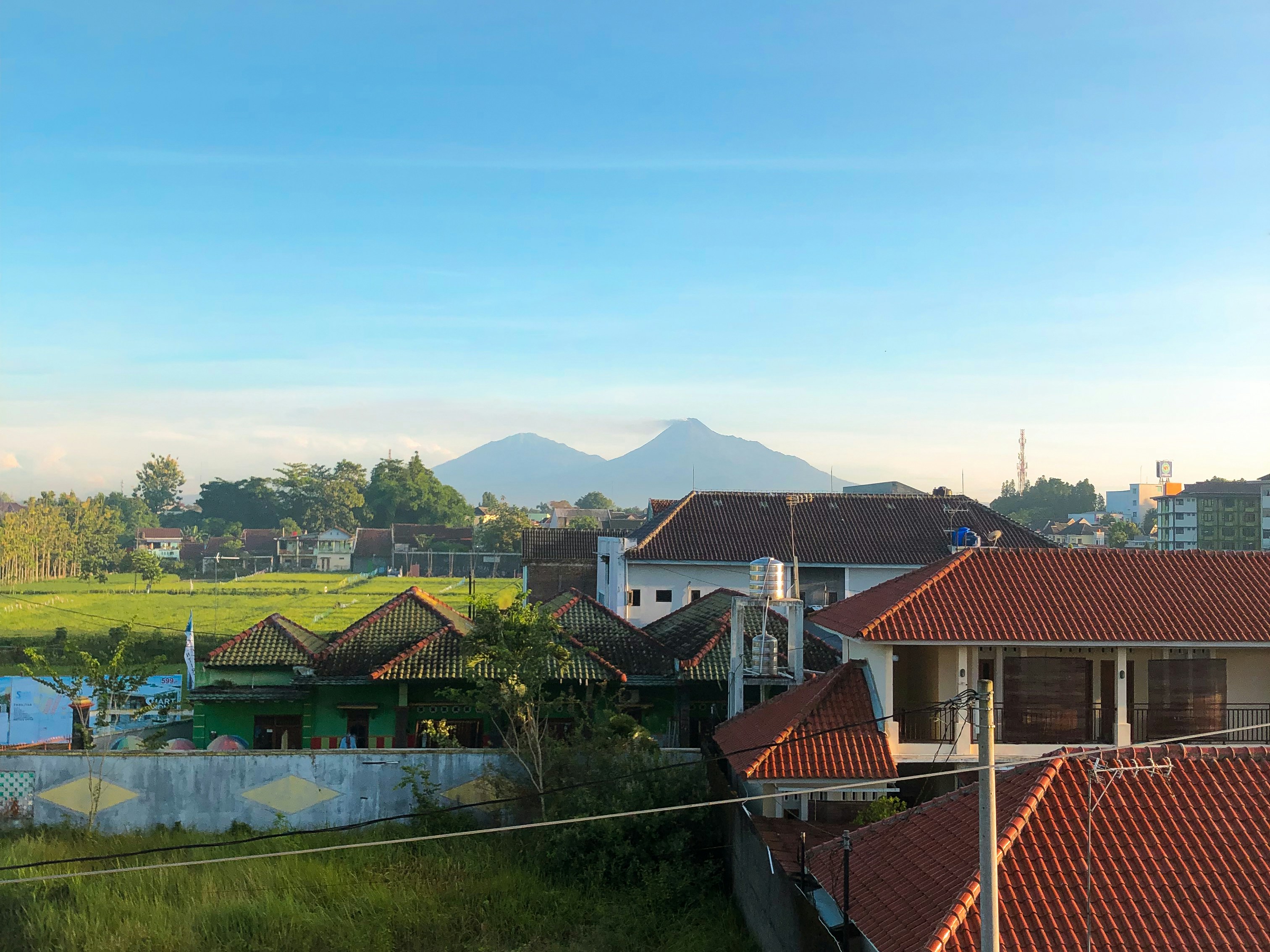 Una veduta di una città con una montagna sullo sfondo