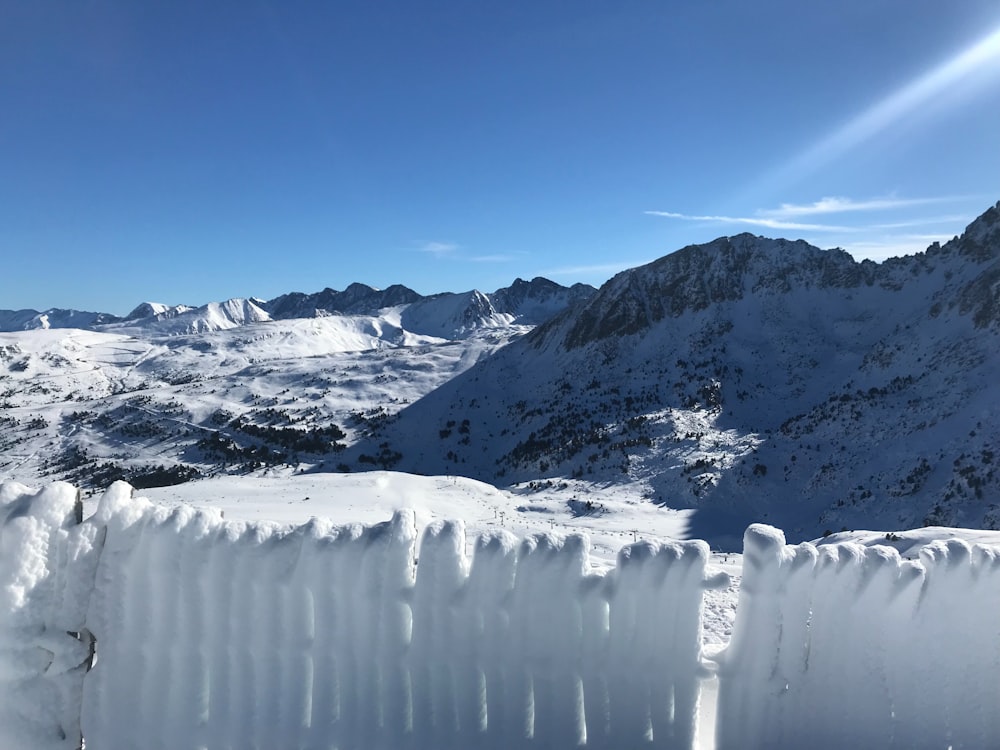 Blick auf eine schneebedeckte Bergkette