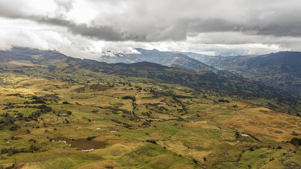 Una veduta aerea di una valle con le montagne sullo sfondo