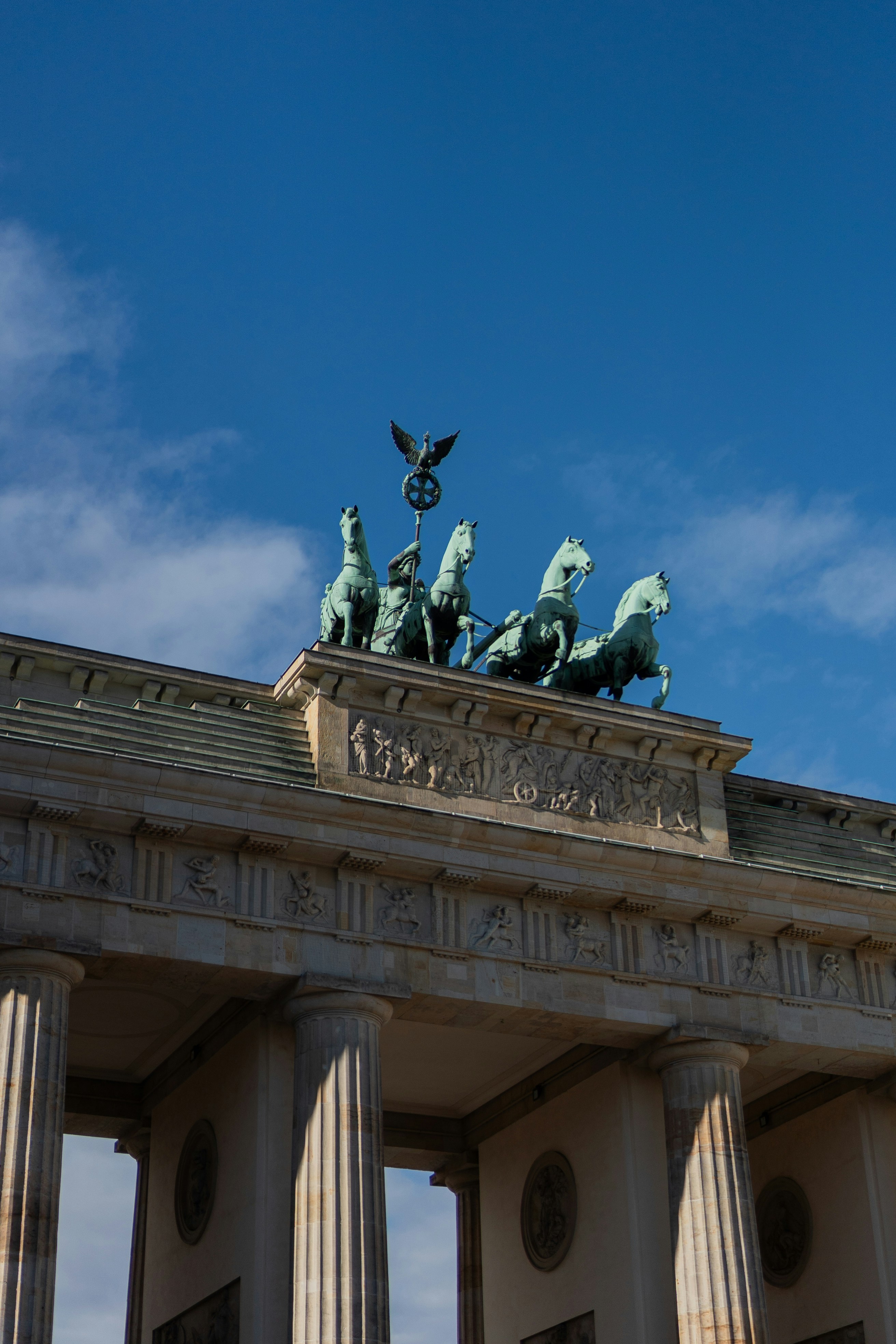um edifício com estátuas em cima dele