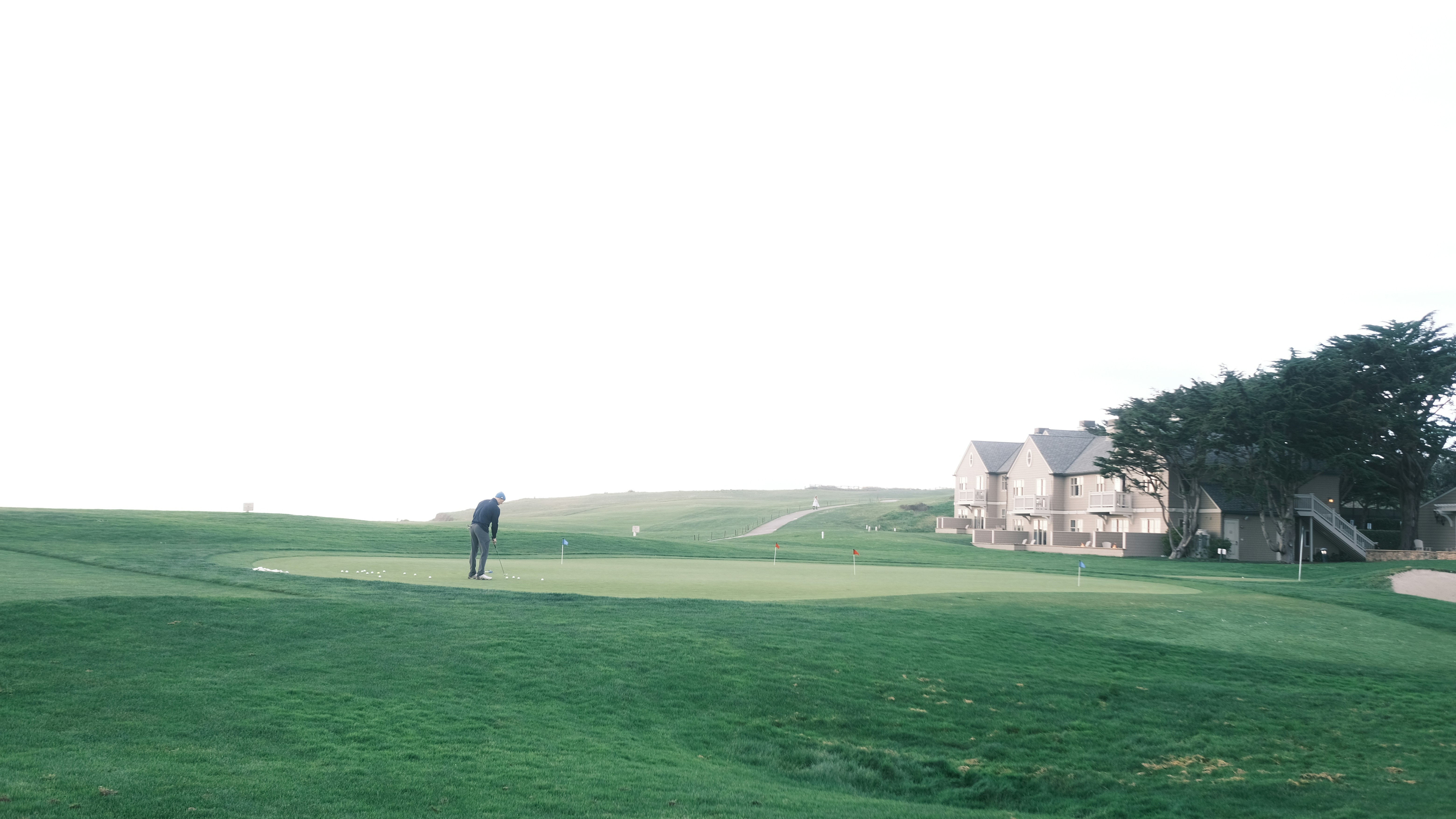 일본 골프 여행 라운드 경험을 상징하는 골퍼와 코스 이미지