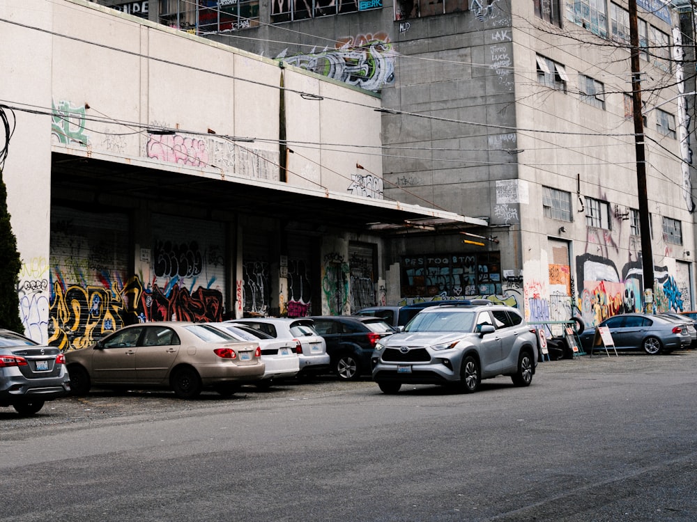 a bunch of cars parked in front of a building