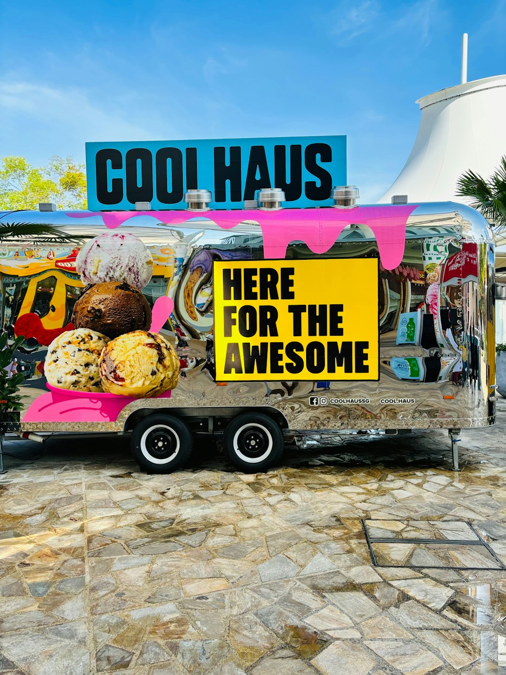 Ein Food Truck mit einem Schild mit der Aufschrift "Cool Haus here for the awesome"