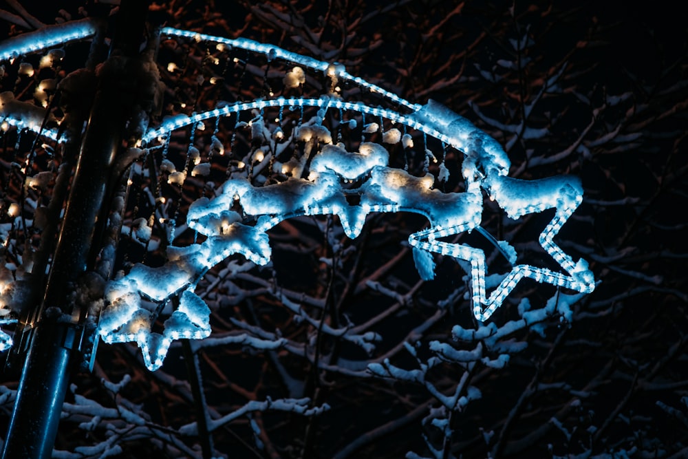 Una decorazione natalizia illuminata su un palo