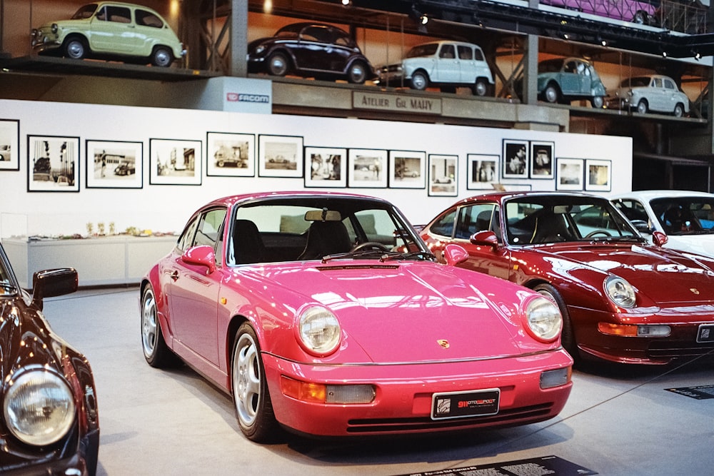 eine Gruppe von Autos, die nebeneinander in einer Garage geparkt sind