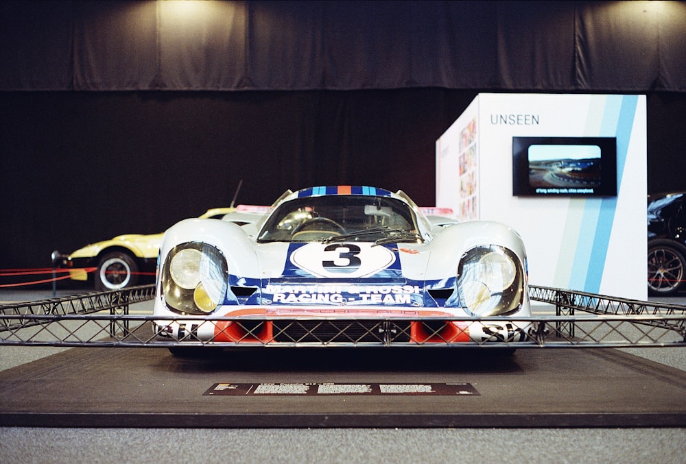 um carro de corrida em exibição em um showroom