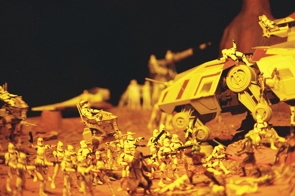 um grupo de soldados de brinquedo parados em frente a um tanque