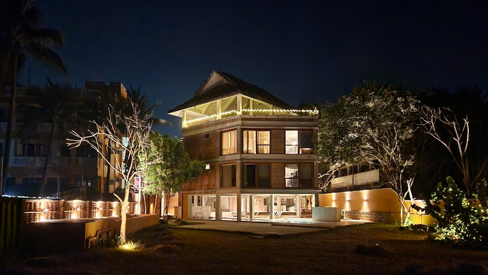 un grand bâtiment avec beaucoup de lumières dessus