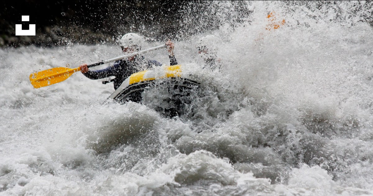 A man riding a raft on top of a wave photo – Free Ubaye Image on Unsplash