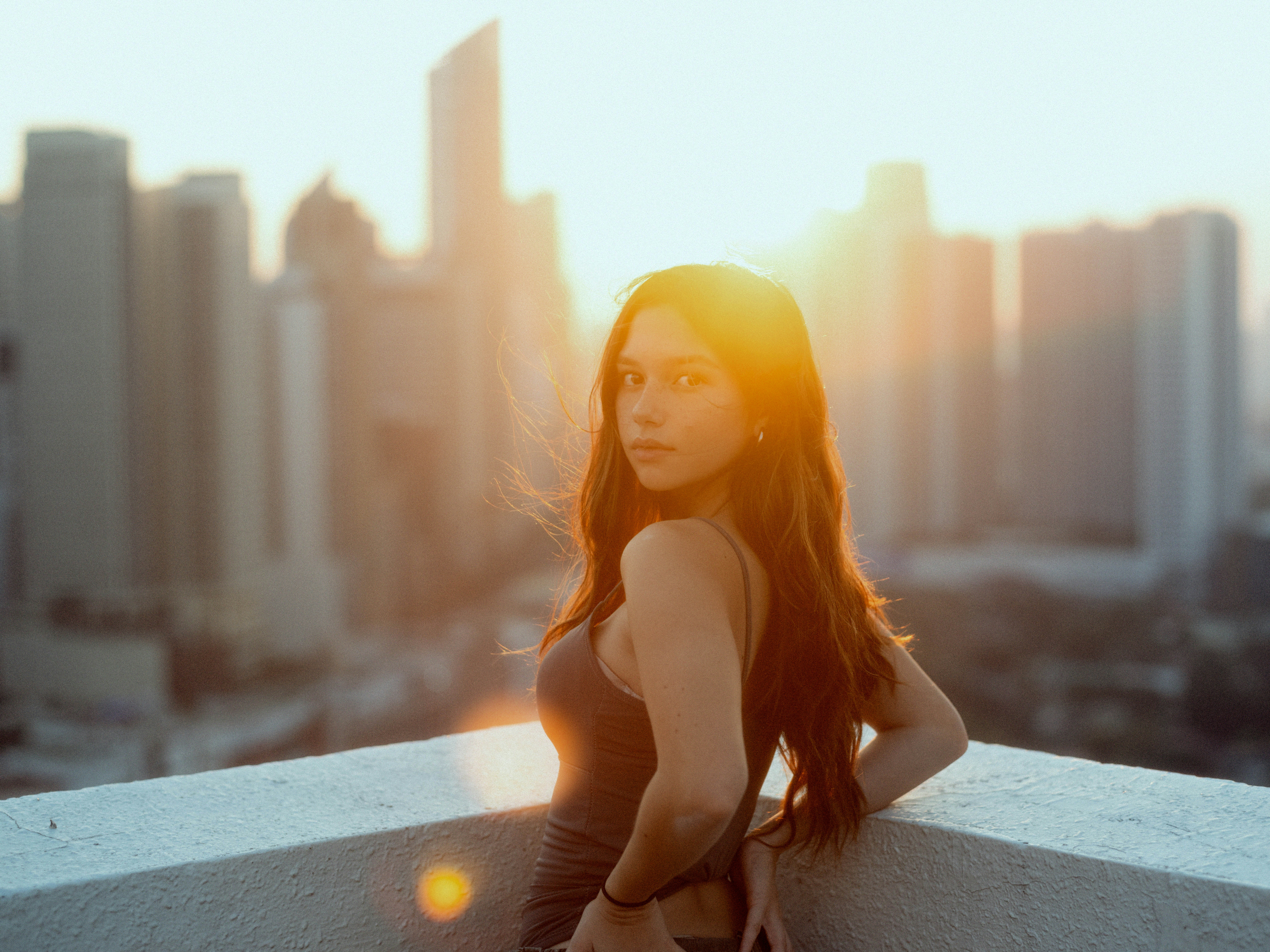 Modelo em luz natural suave, sem logos, embalagens ou marcas visiveis